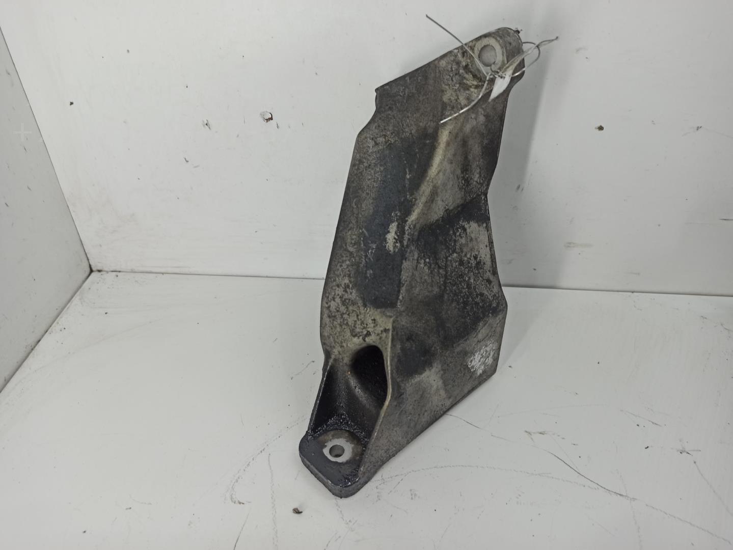 Кронштейн двигателя левый