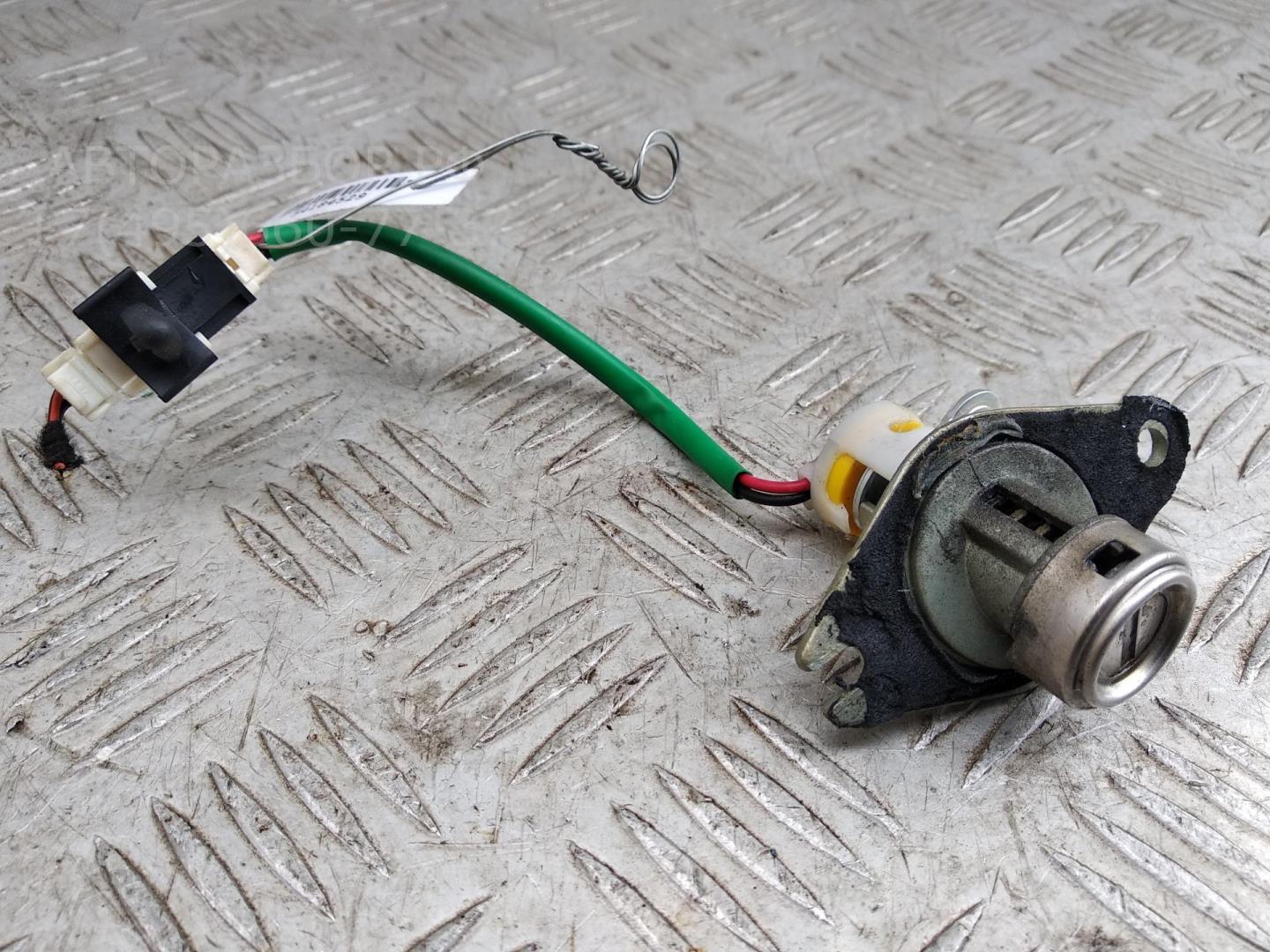 Вставка замка багажника