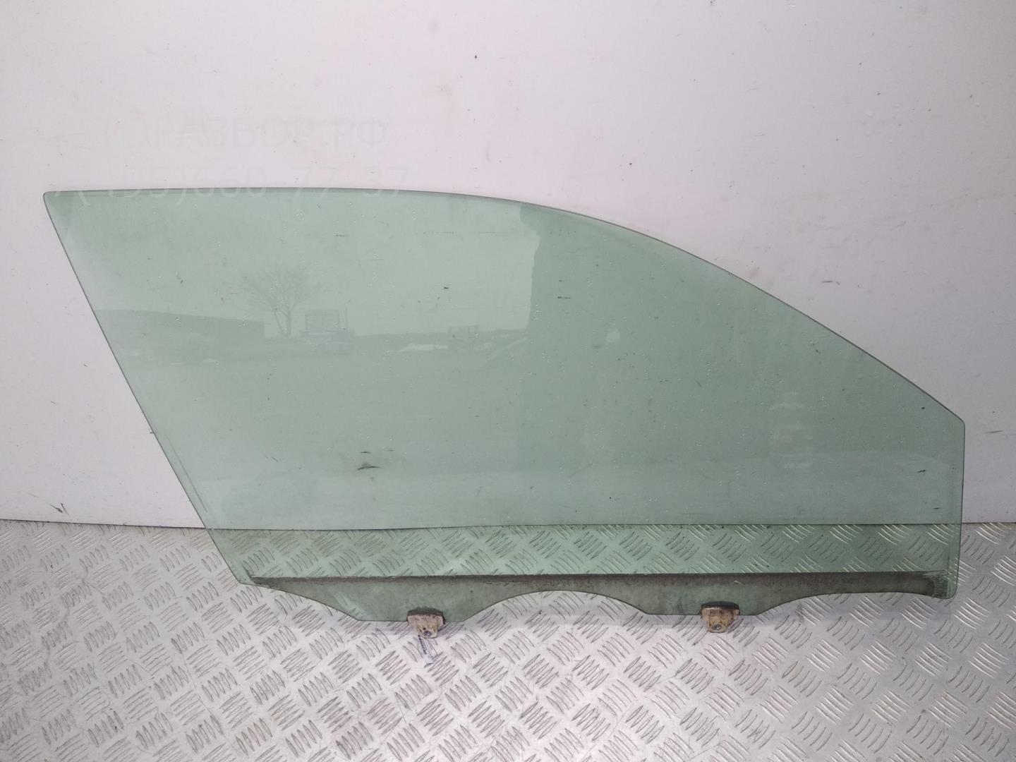 Стекло двери передней правой