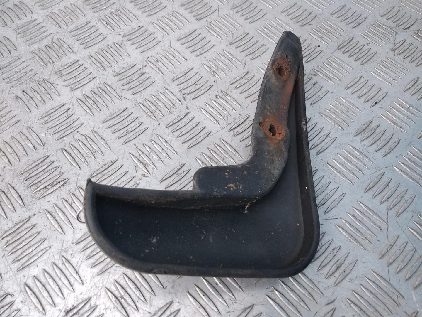 Брызговик задний левый