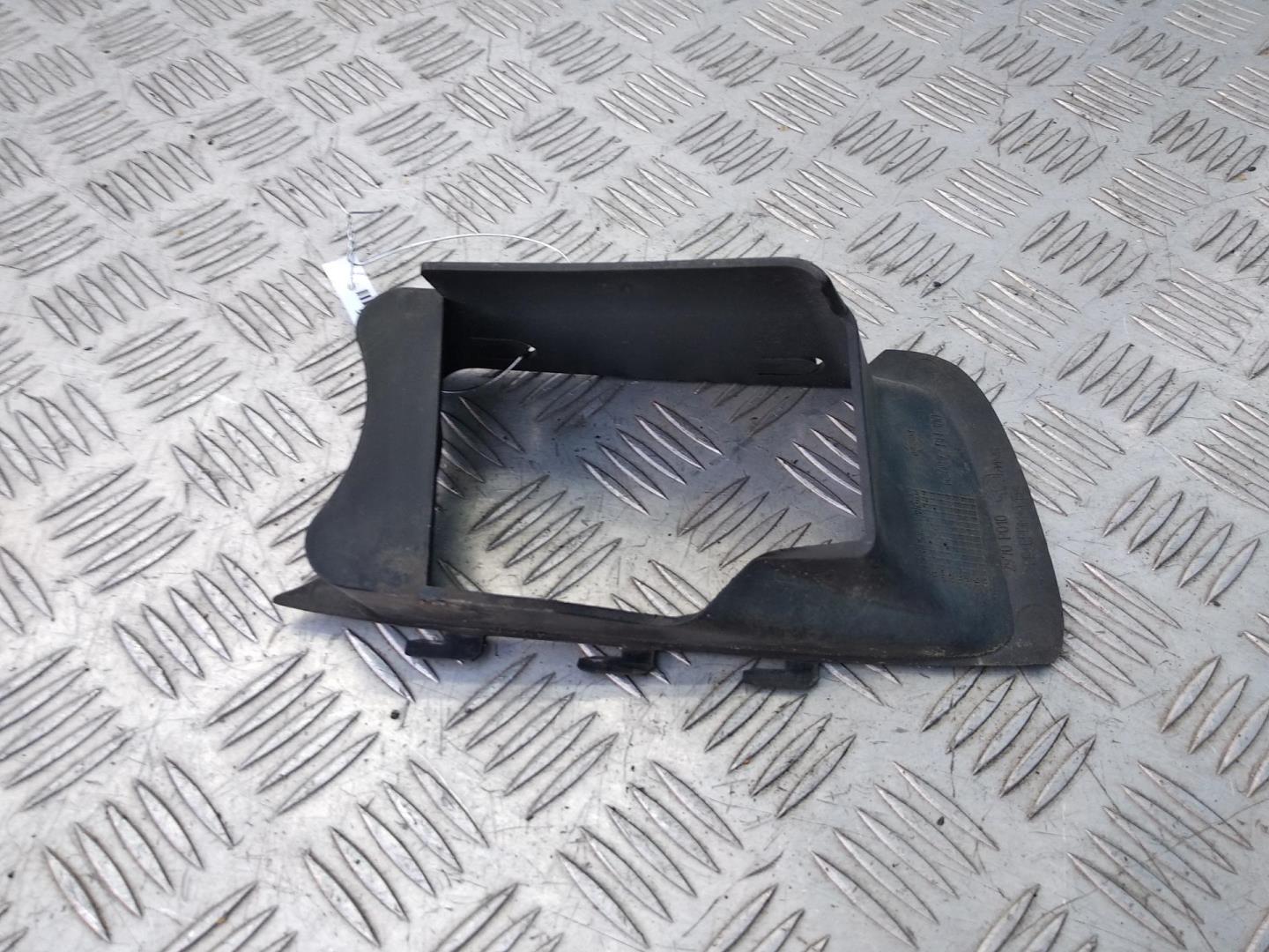 Рамка противотуманной фары левой