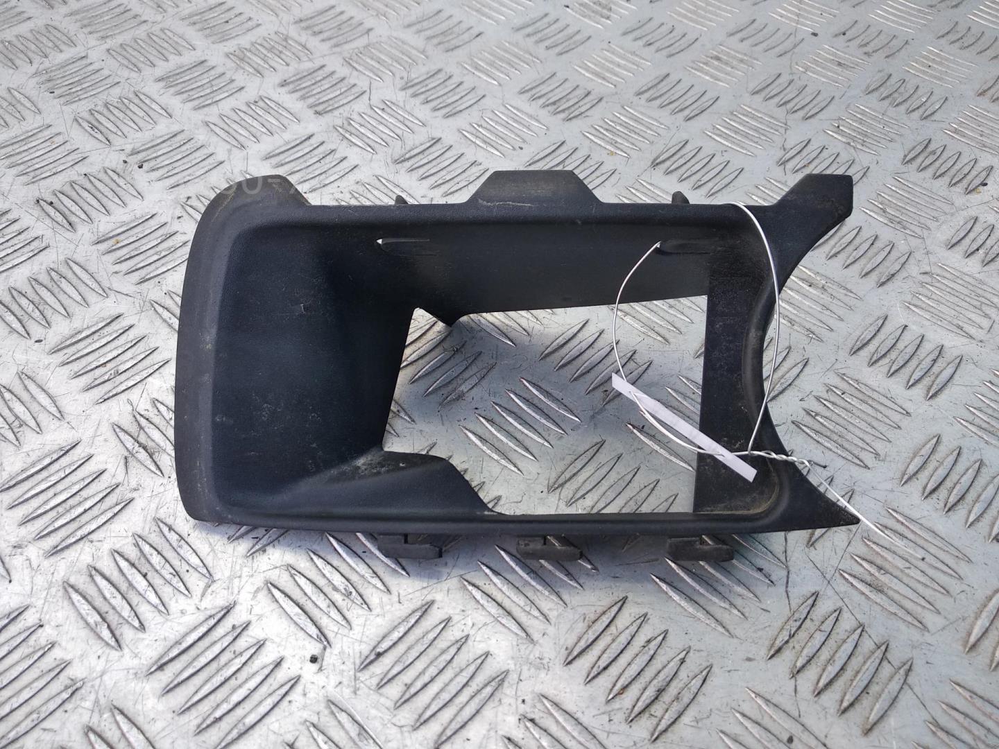 Рамка противотуманной фары левой