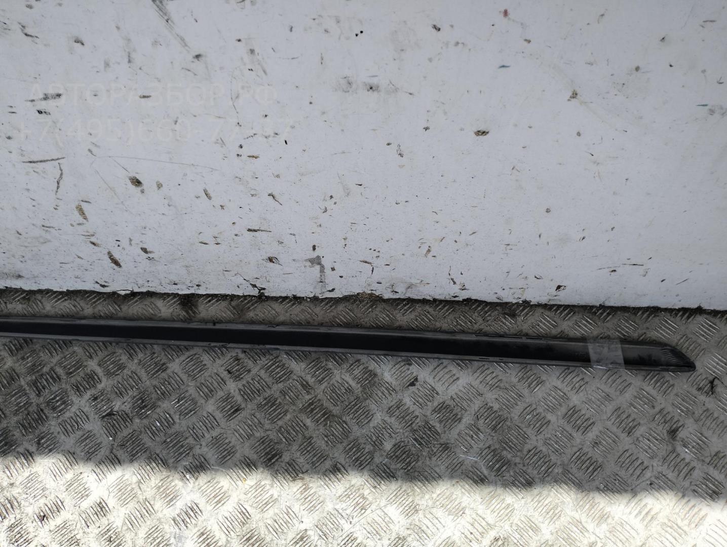 Молдинг двери передней левой