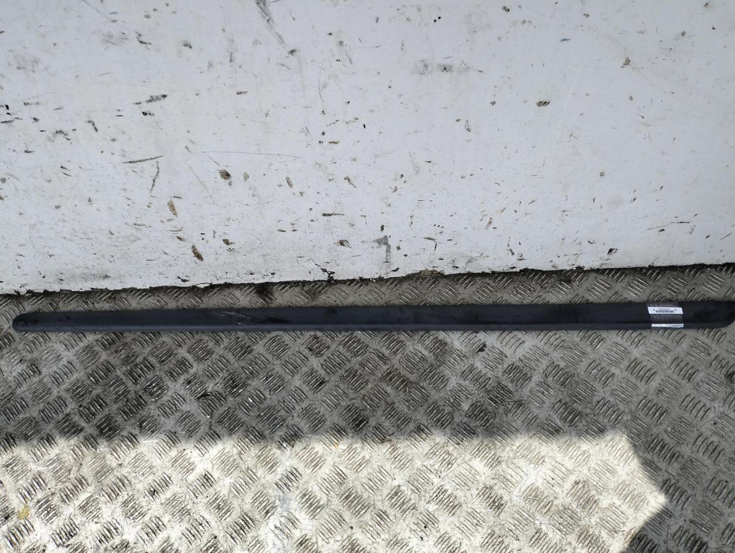 Молдинг двери передней левой