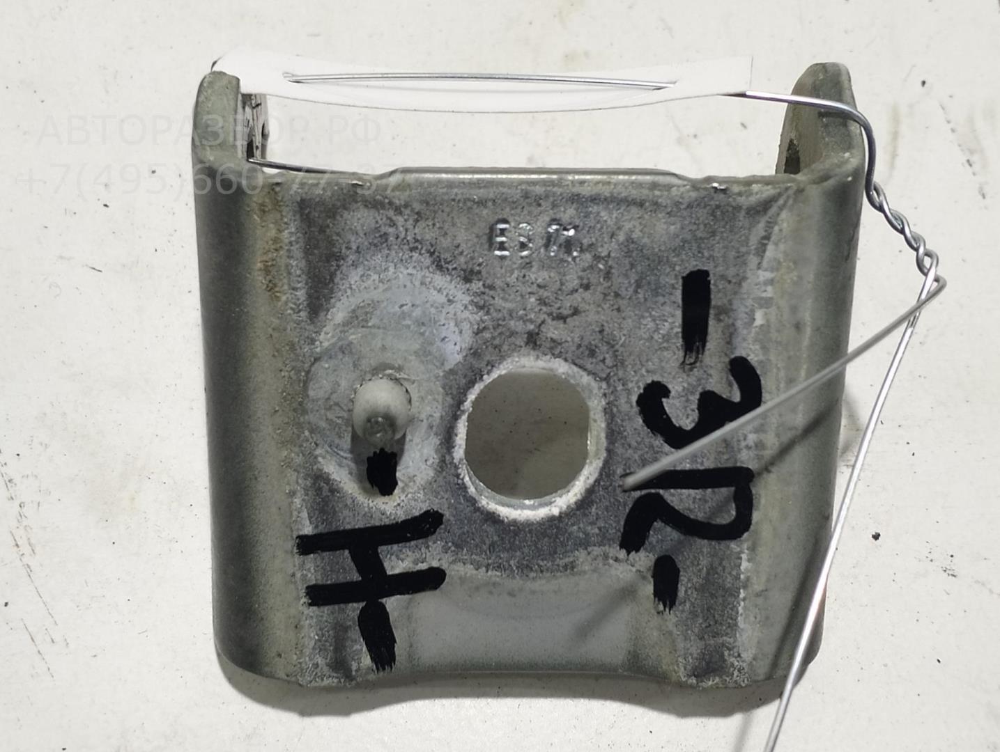 Петля двери