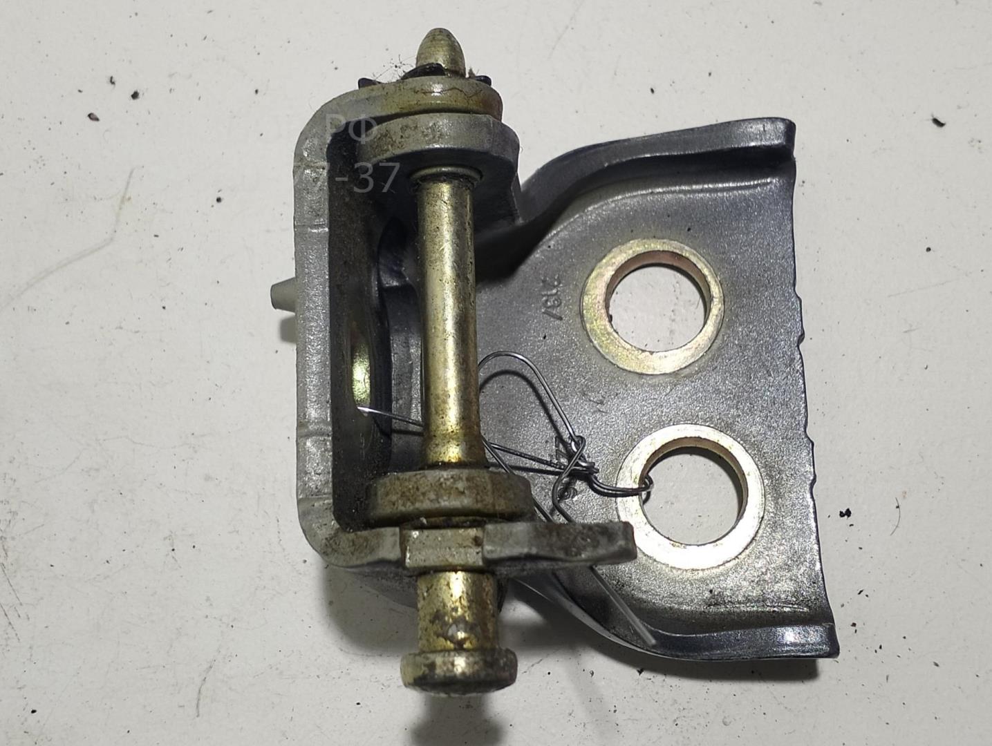 Петля двери