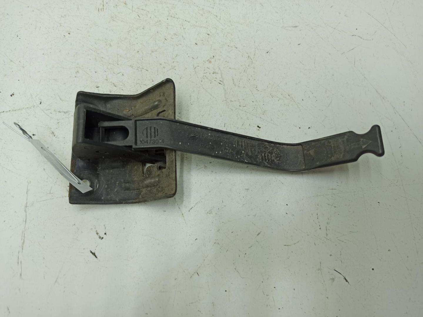 Замок капота