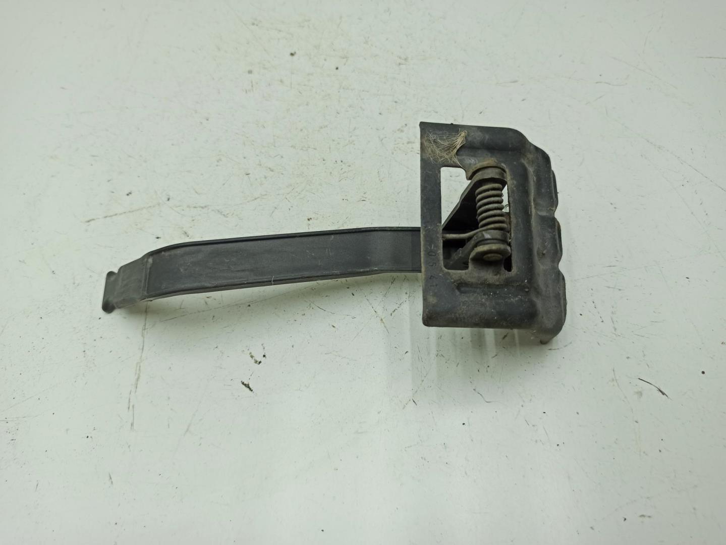 Замок капота