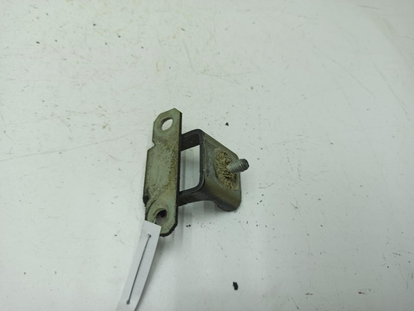 Петля крышки багажника