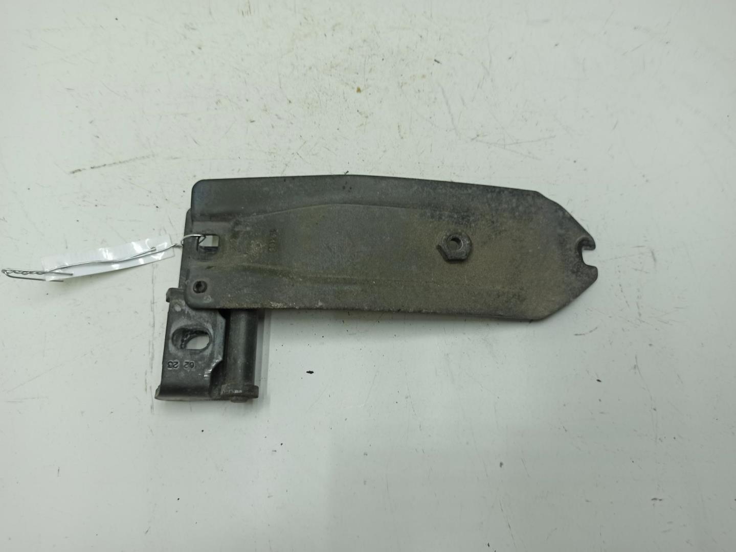 Петля крышки багажника