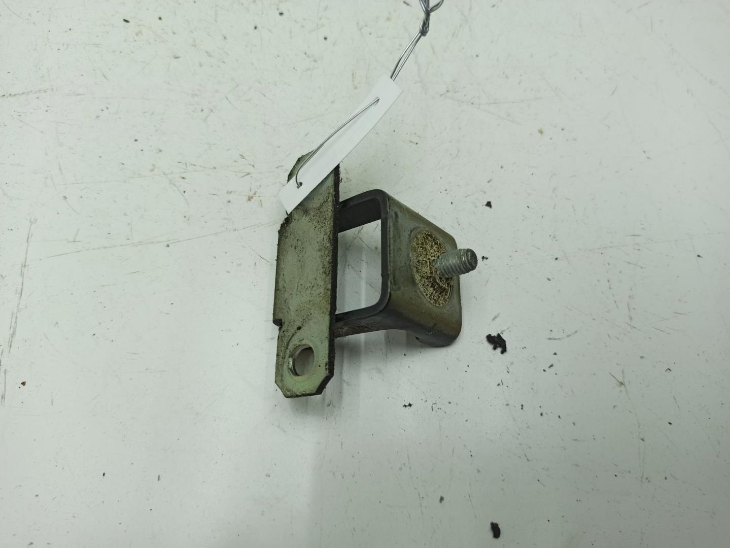 Петля крышки багажника