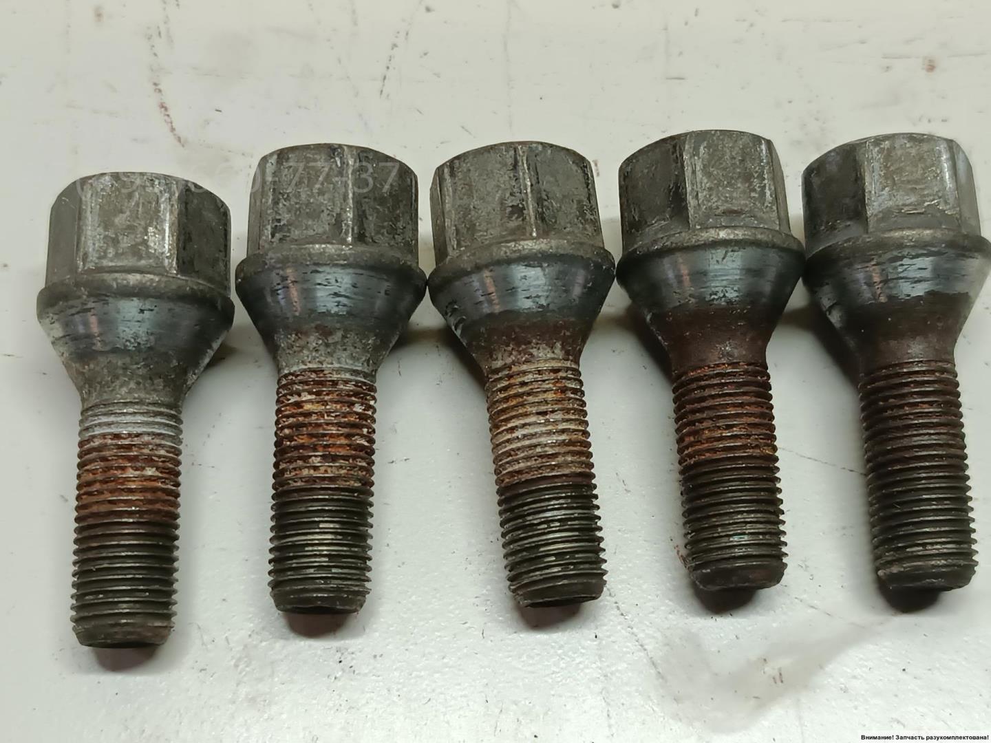 Болт колесный