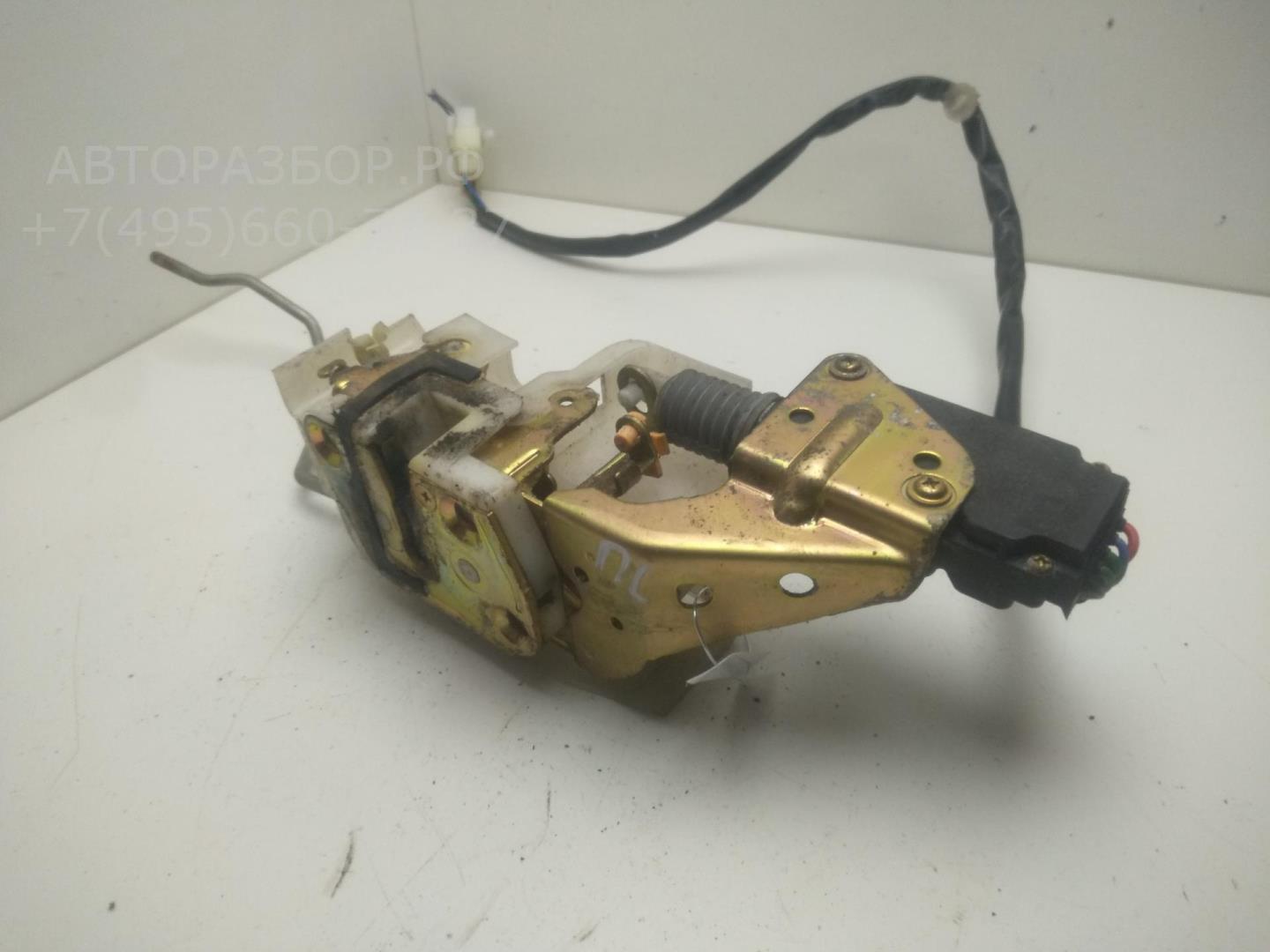 Замок двери передней левой