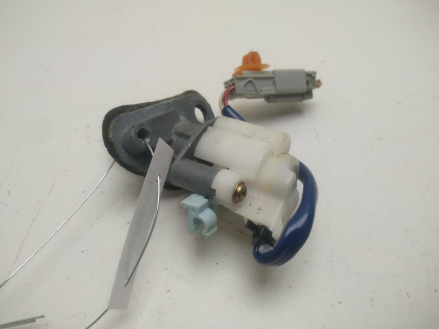 Вставка замка багажника