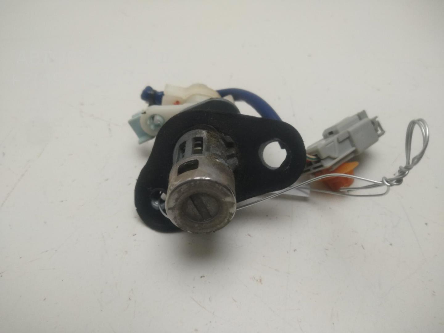 Вставка замка багажника