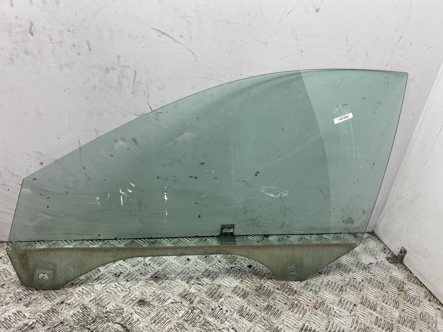 Стекло двери передней левой