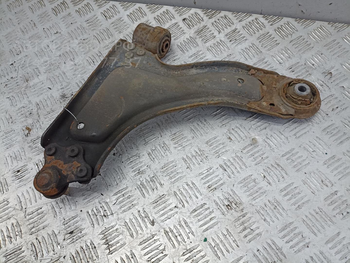 Рычаг передний правый