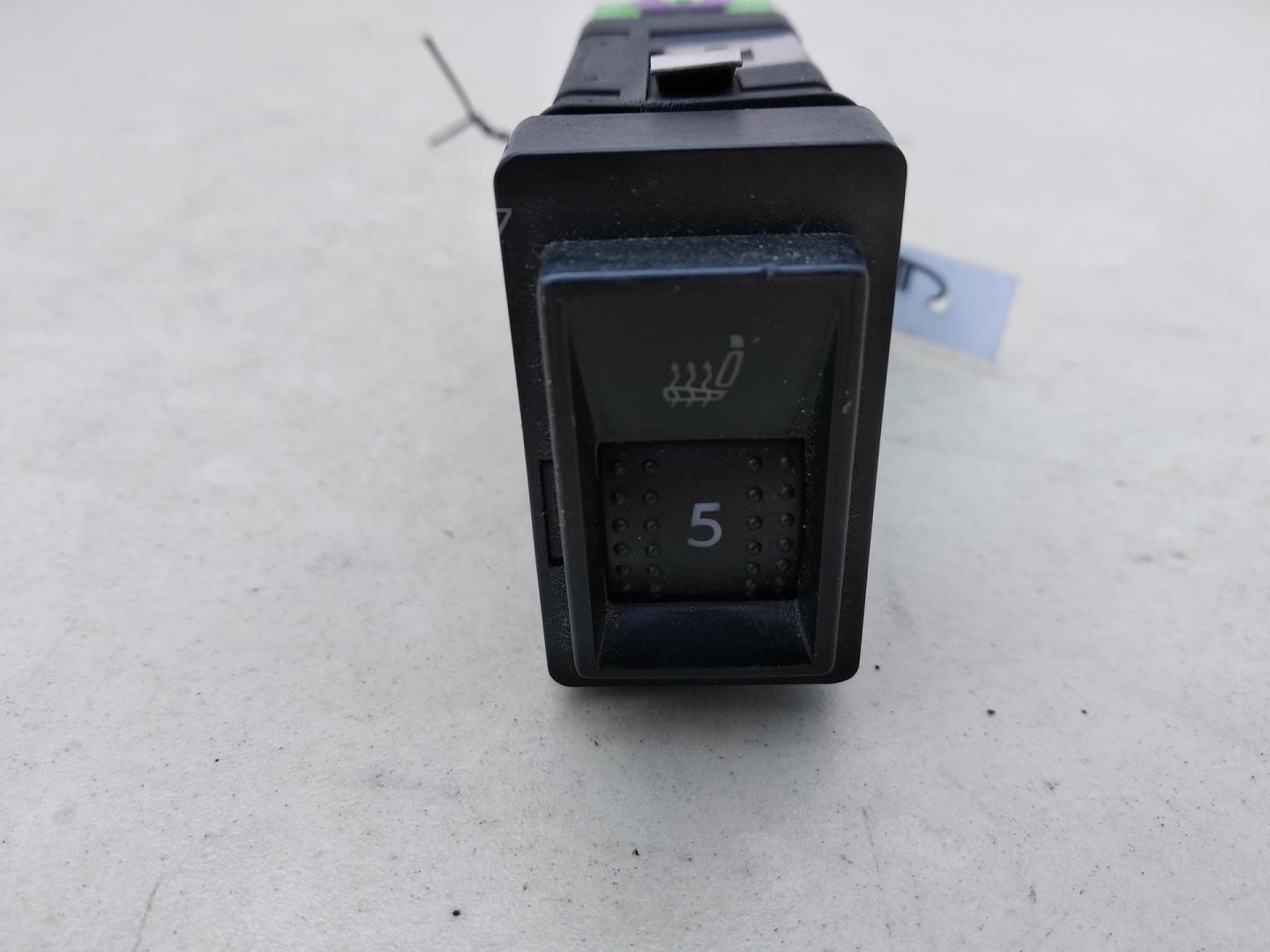 Кнопка обогрева сидений