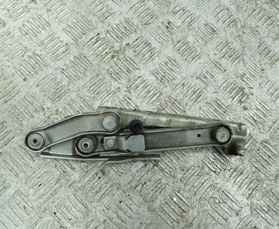 Петля капота правая