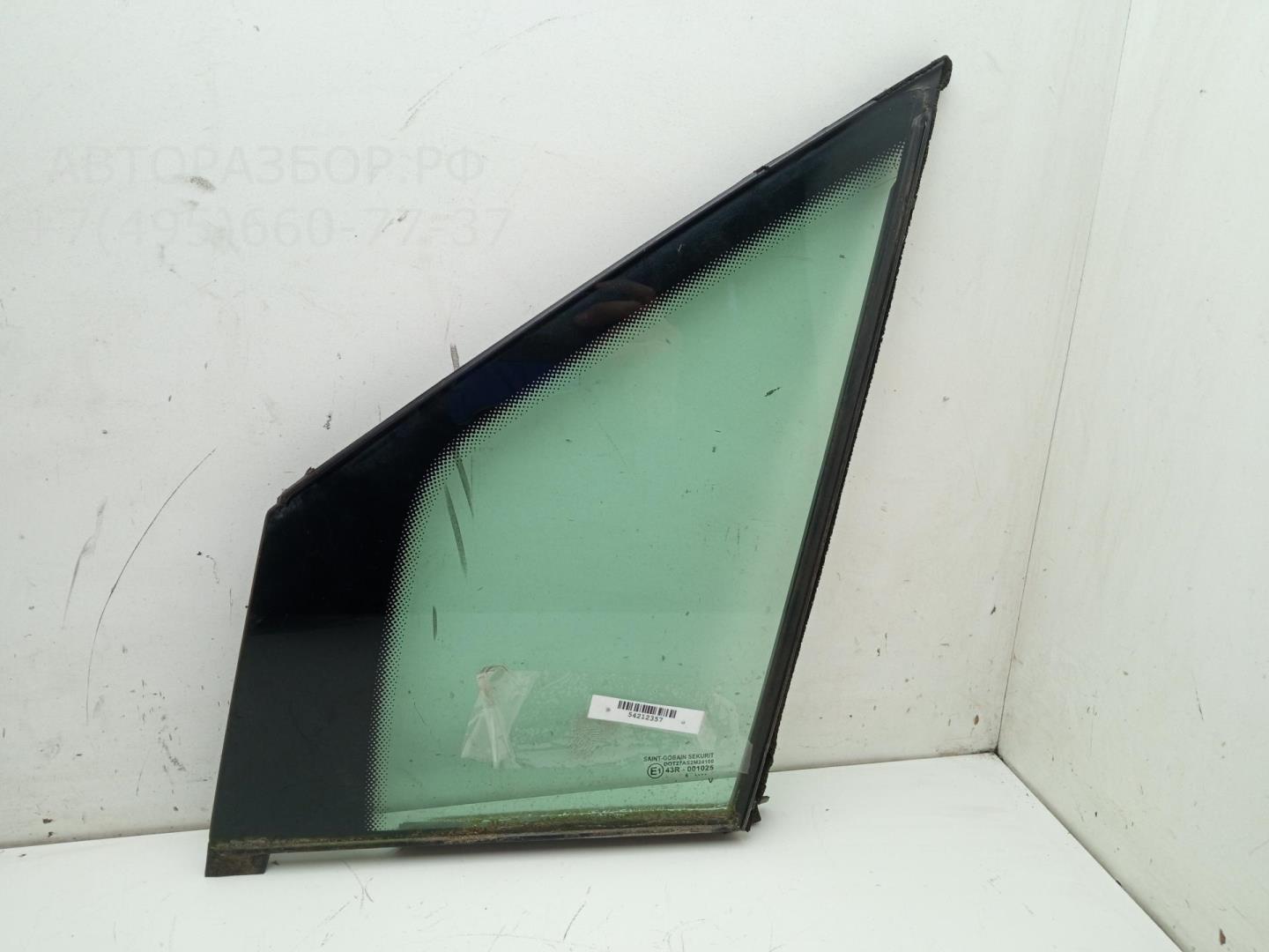 Стекло двери передней левой (форточка)