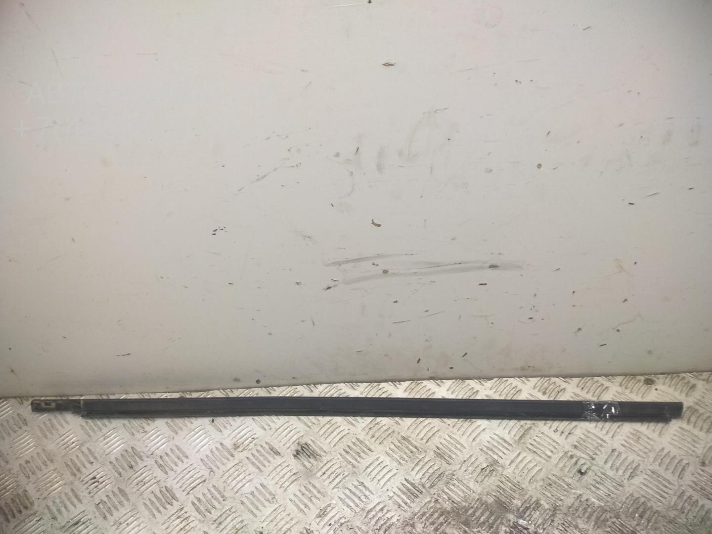 Накладка стекла переднего правого