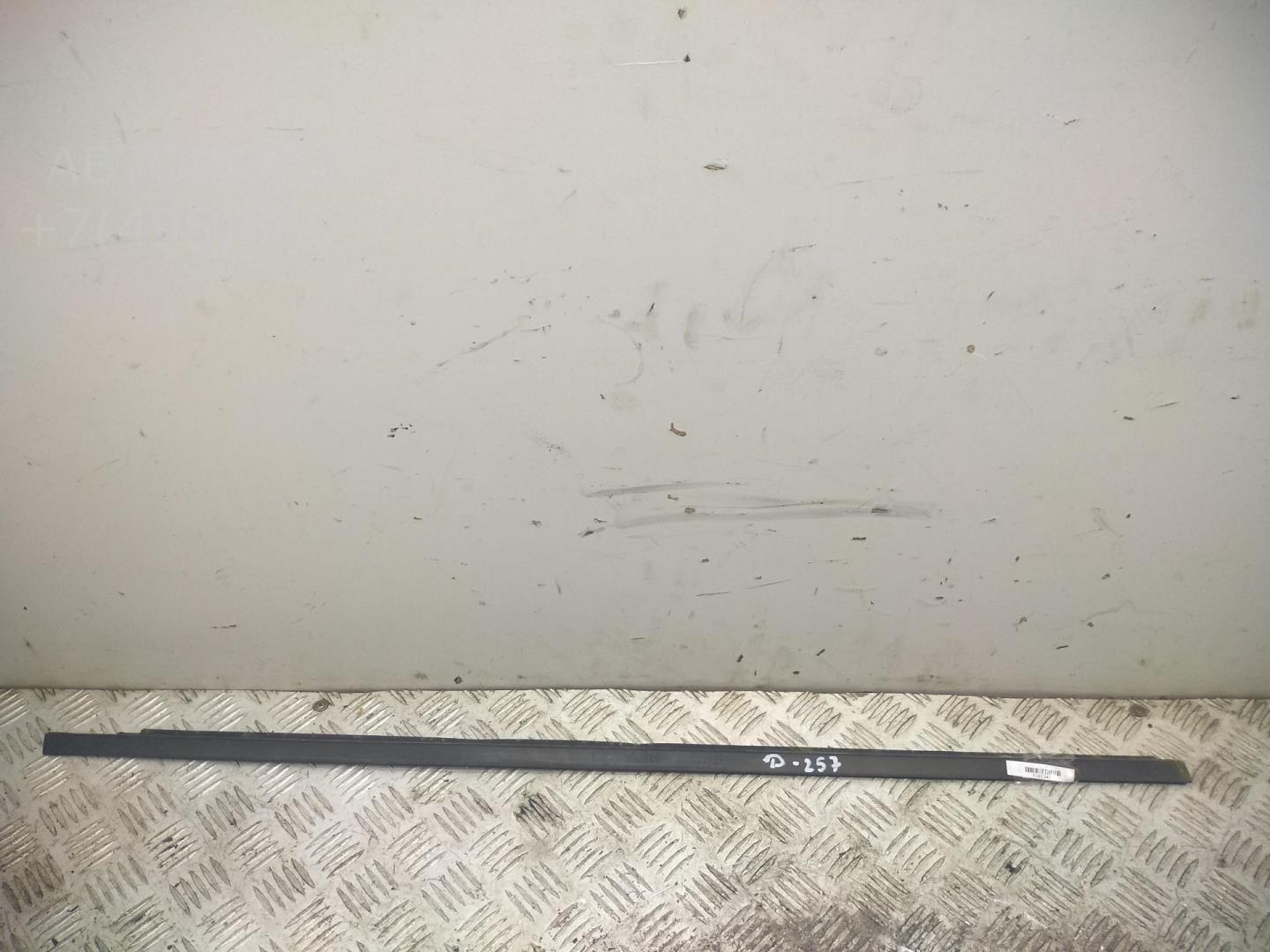 Накладка стекла переднего правого