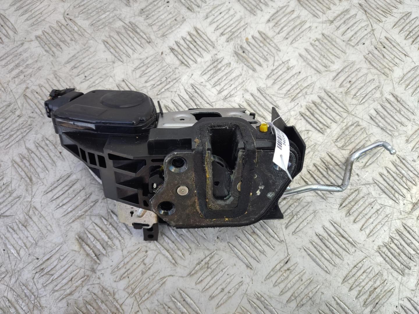 Замок двери передней правой