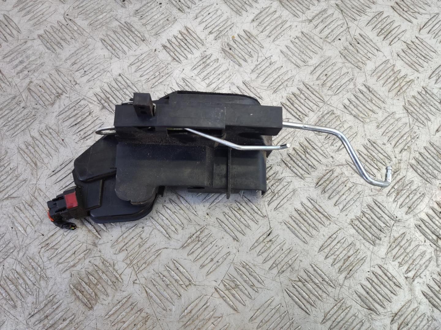 Замок двери передней правой