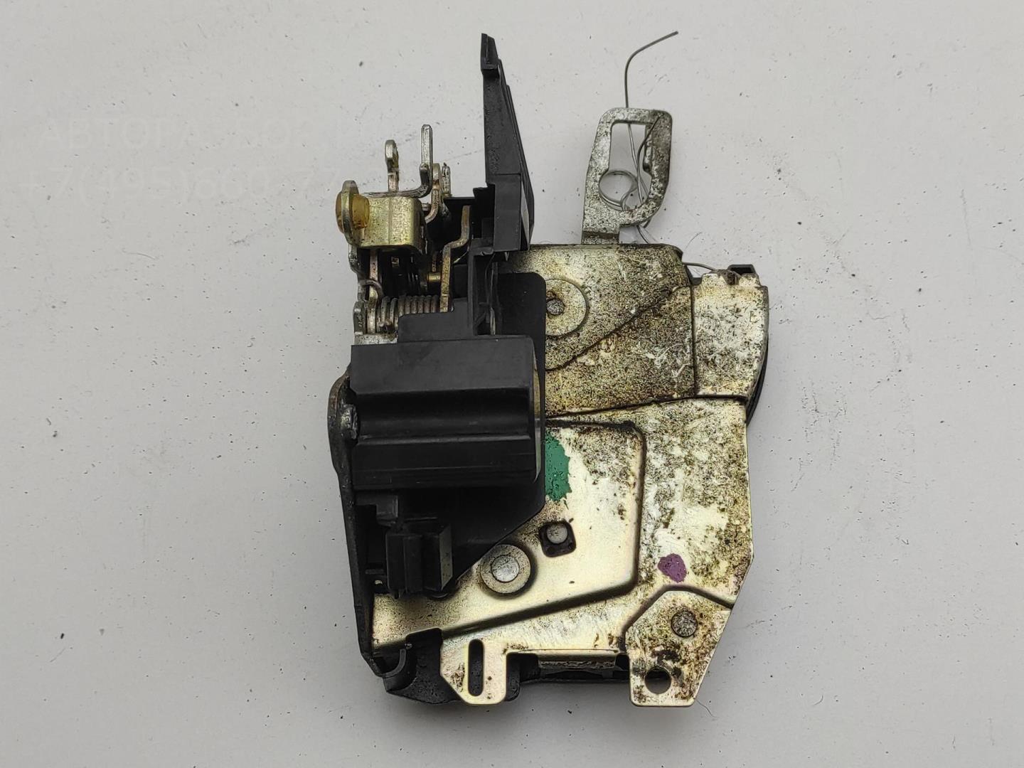 Замок двери передней левой