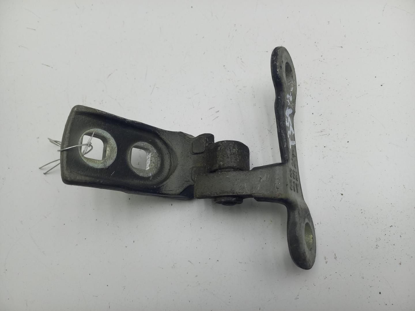 Петля двери