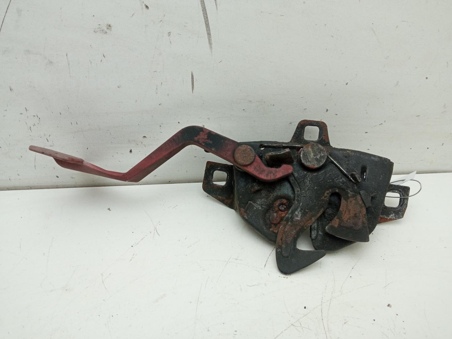 Замок капота