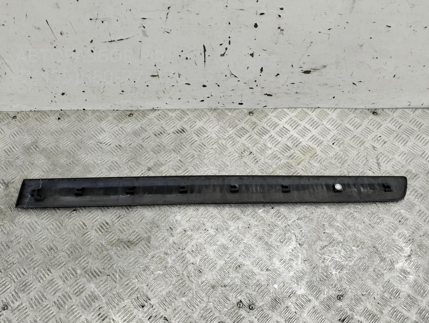 Молдинг двери передней левой