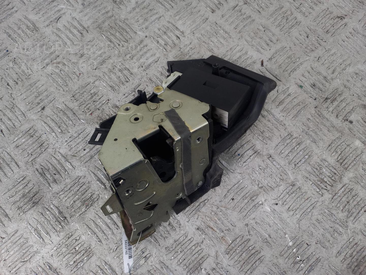 Замок двери передней правой