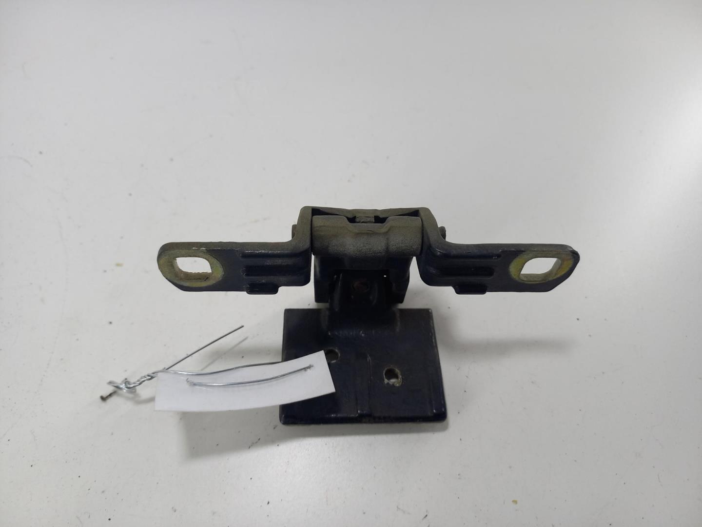 Петля крышки багажника