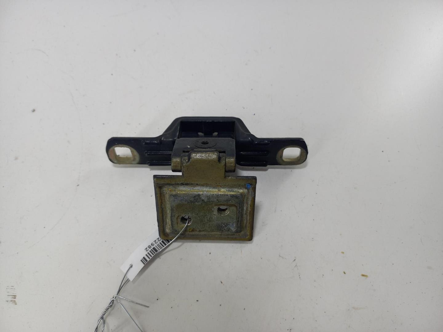 Петля крышки багажника