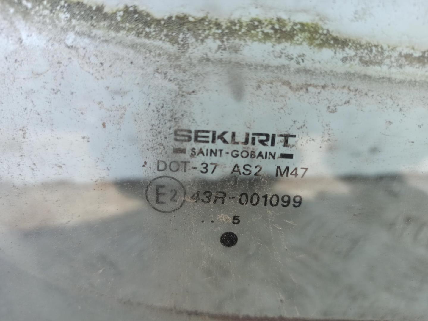 Стекло двери передней правой