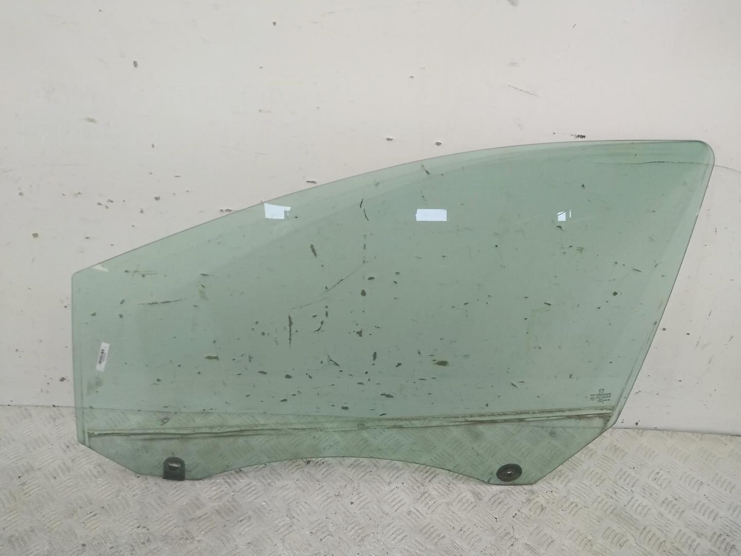 Стекло двери передней левой