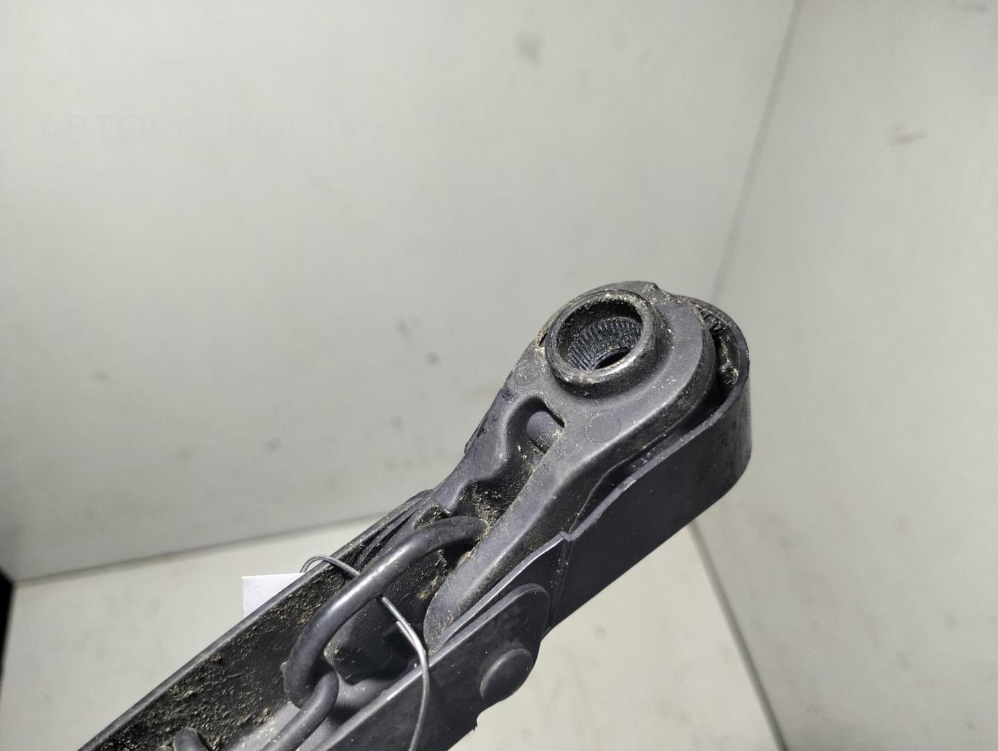 Поводок стеклоочистителя передний левый