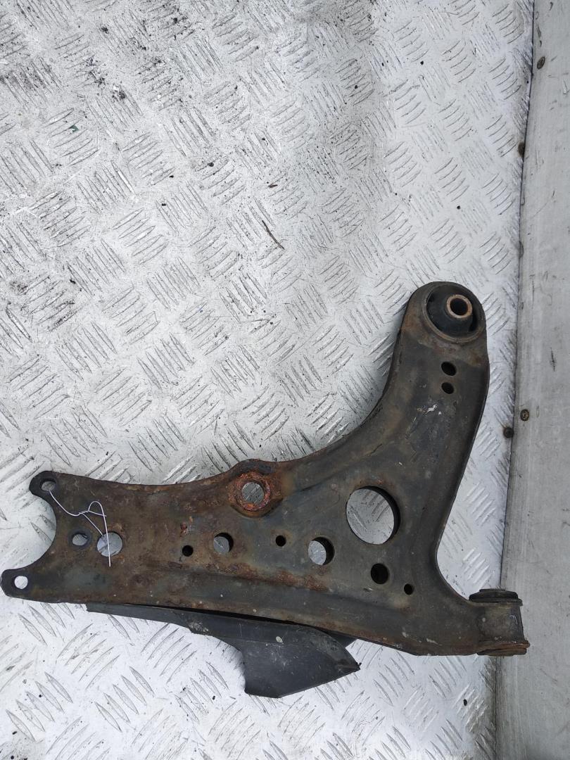 Рычаг передний левый