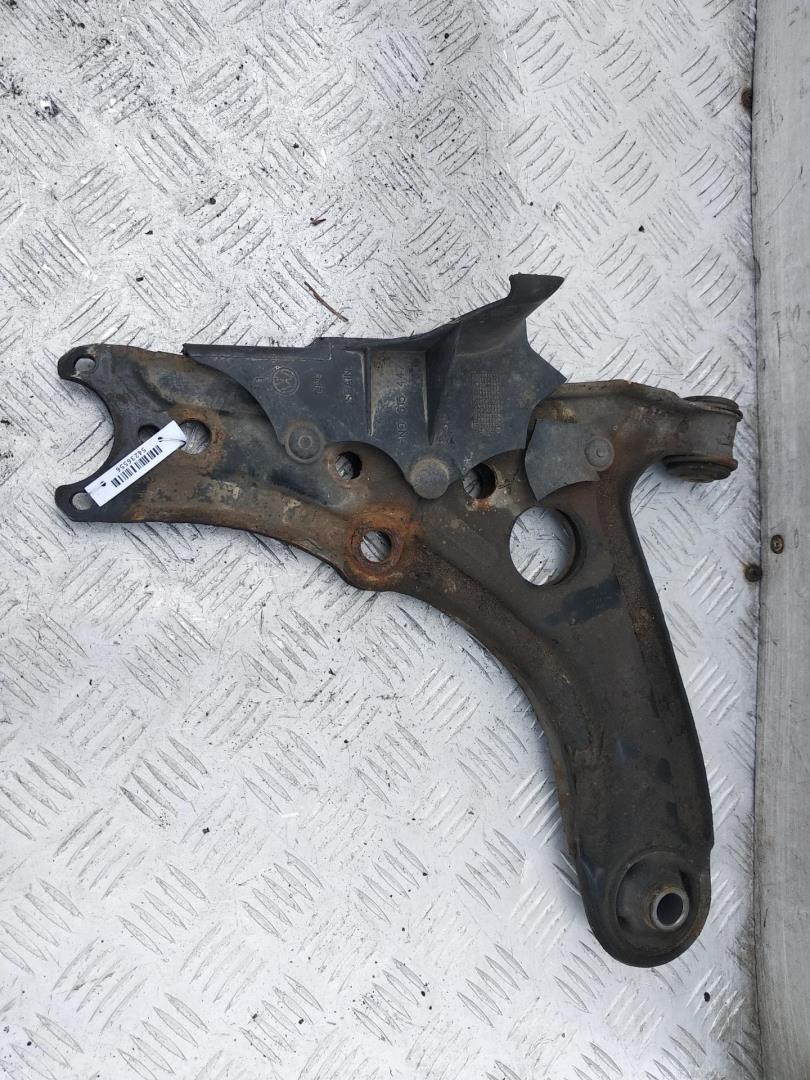 Рычаг передний левый