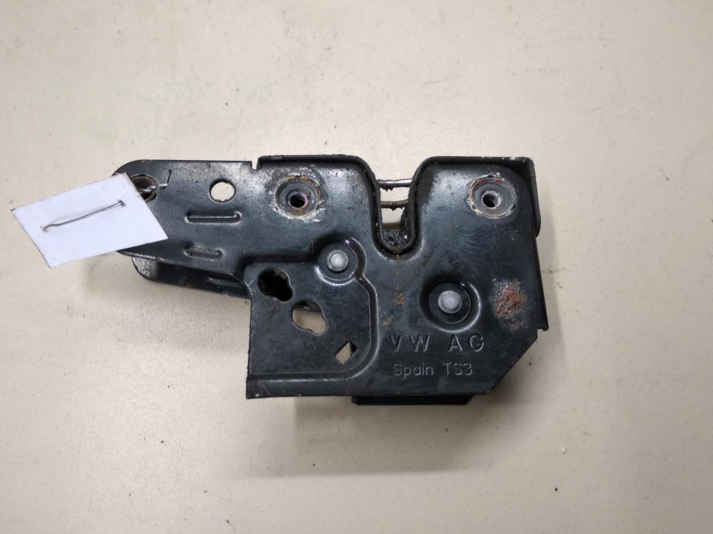 Замок капота