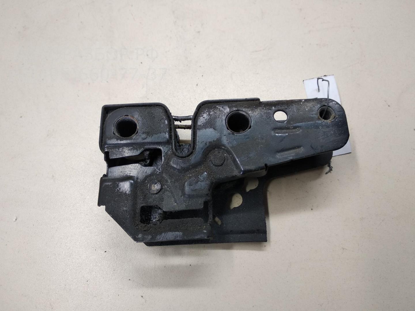 Замок капота