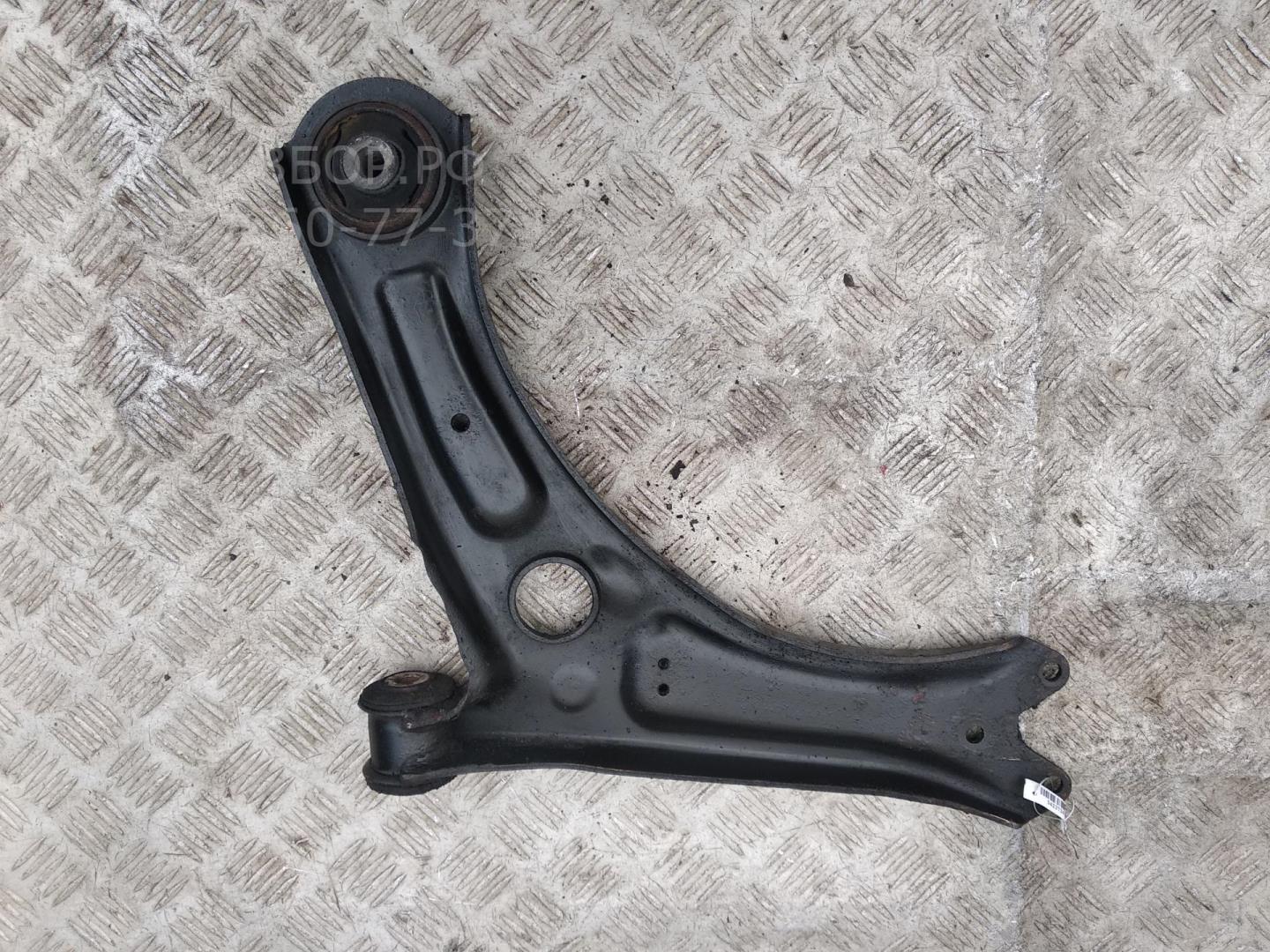 Рычаг передний правый