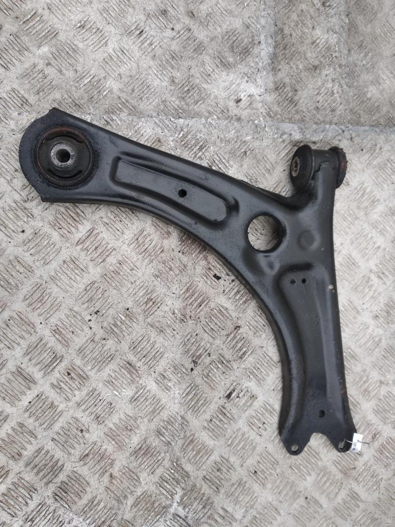 Рычаг передний правый