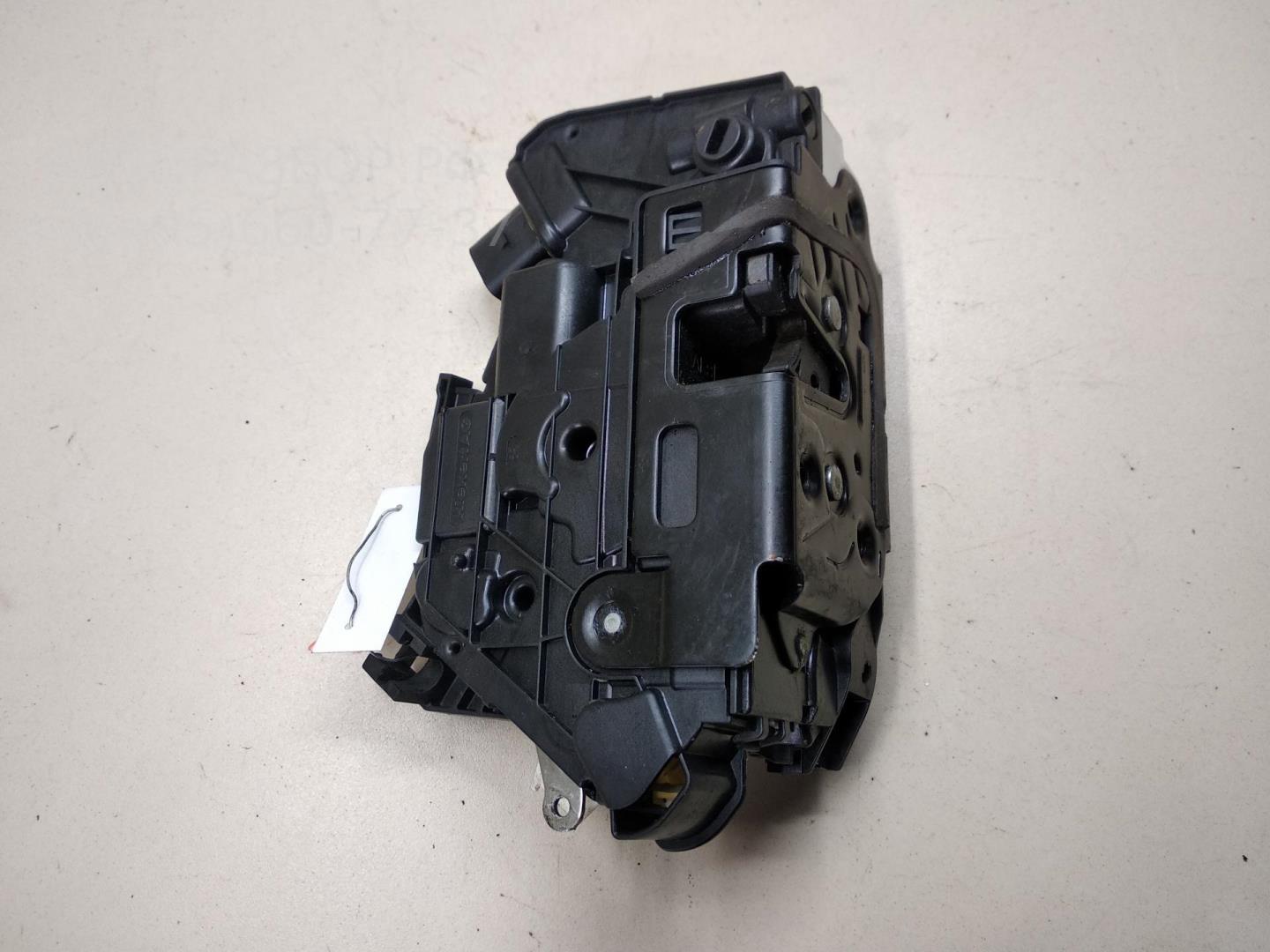 Замок двери задней правой