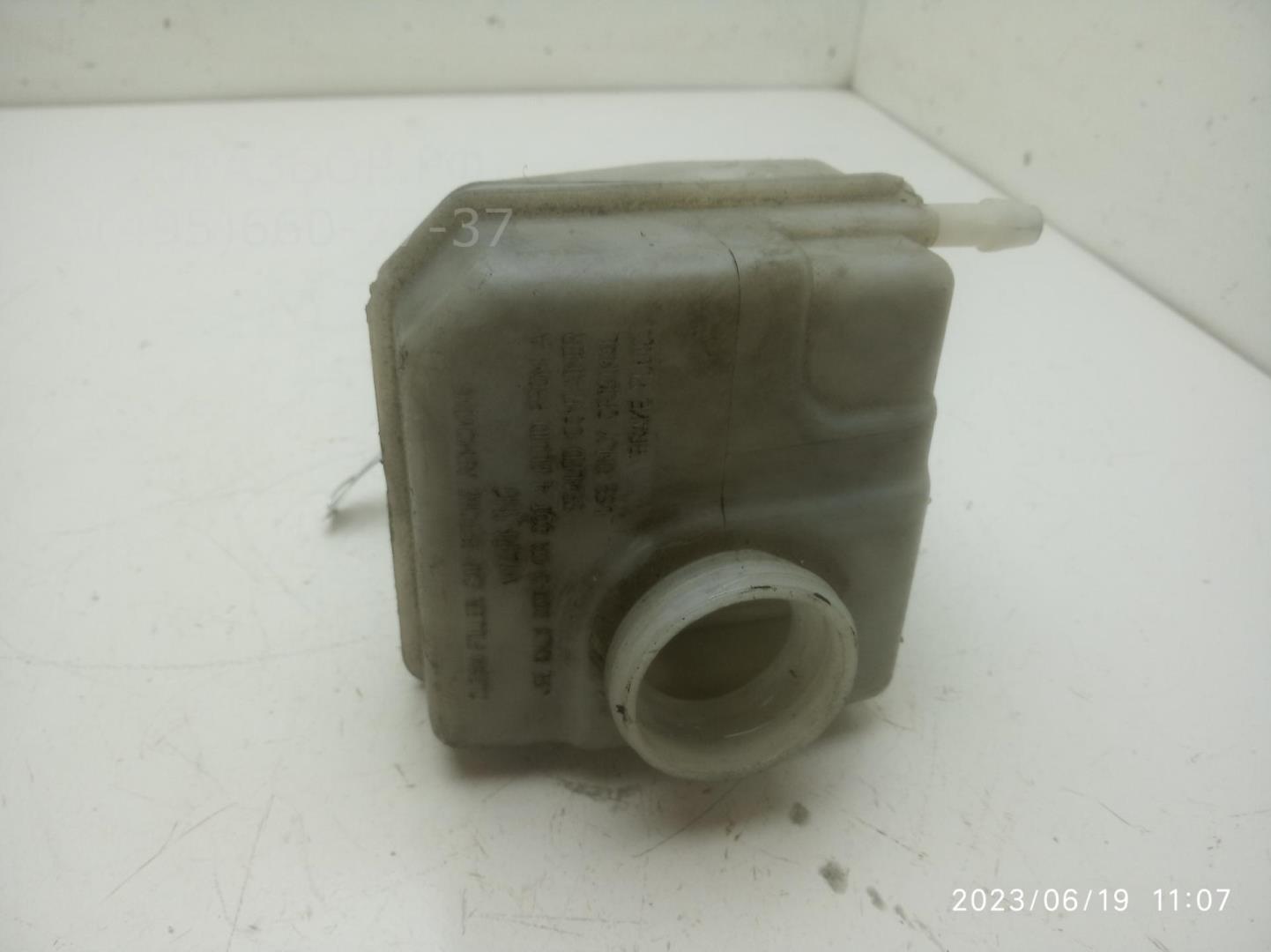 Бачок главного тормозного цилиндра