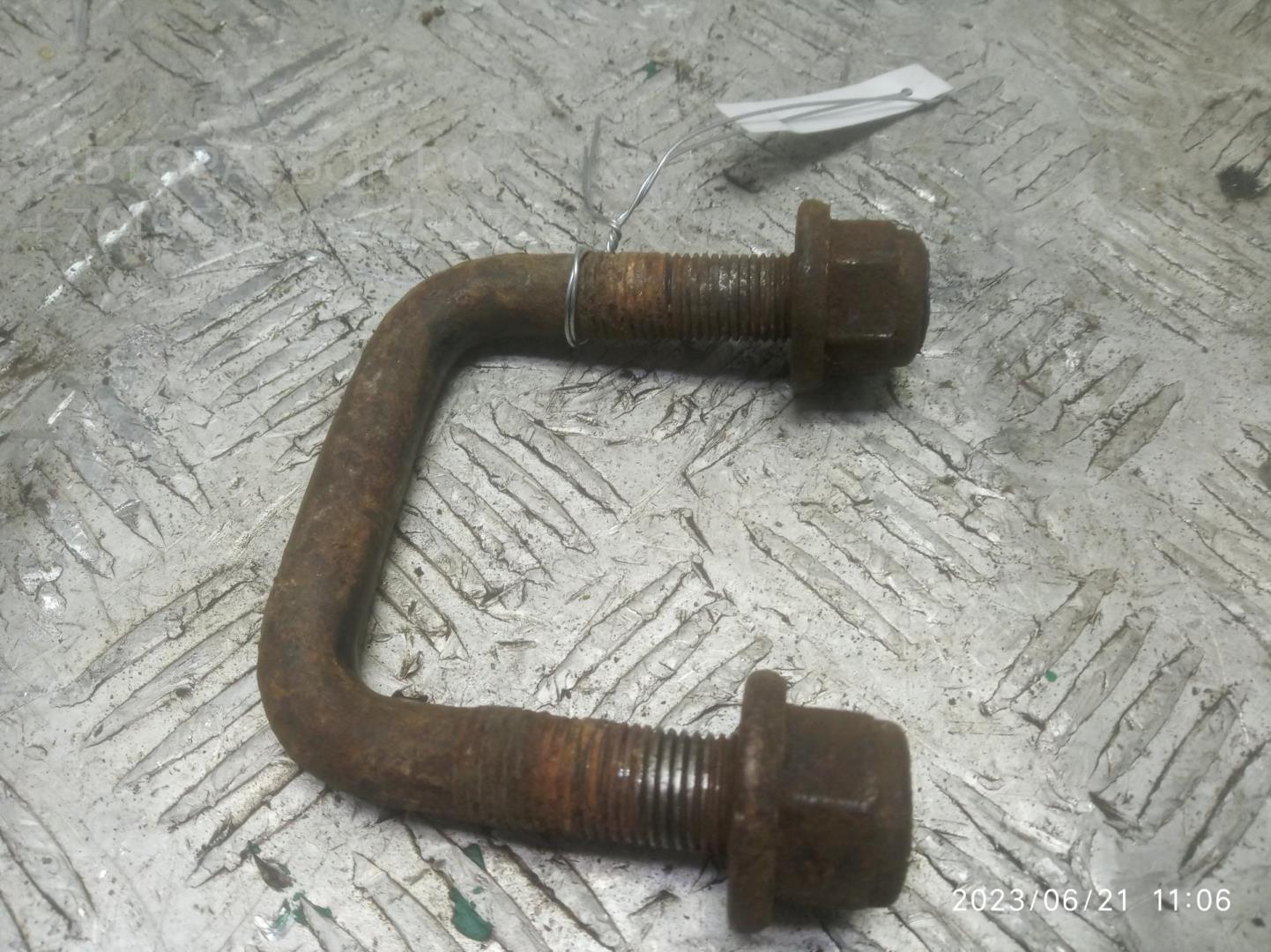 Стремянка задней рессоры