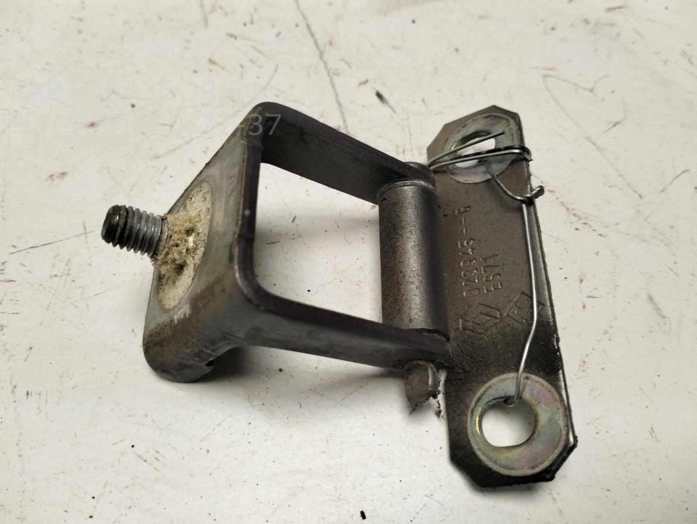 Петля крышки багажника