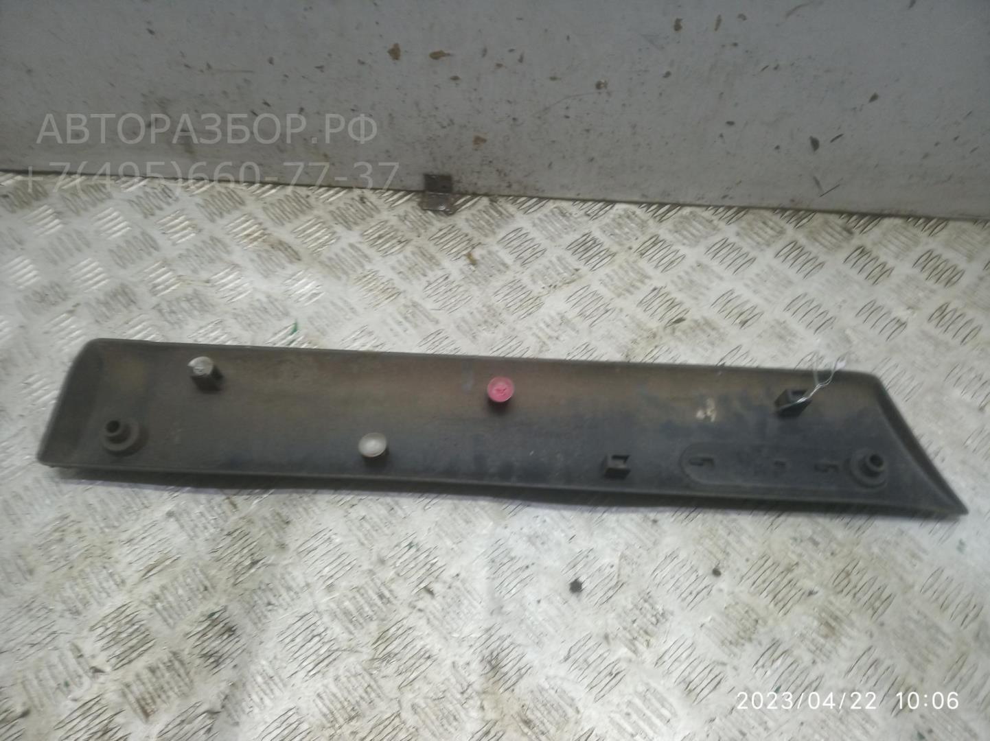 Накладка двери передней правой