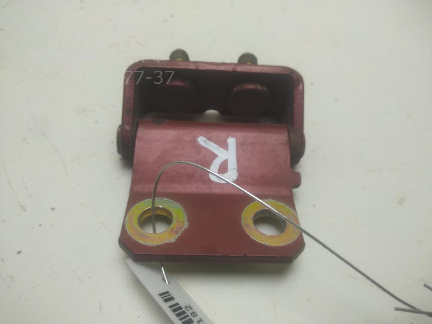 Петля крышки багажника